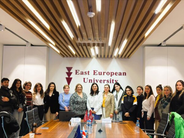 ნიქოზიის უნივერსიტეტის (კვიპროსი) ერთობლივი საგანმანათლებლო პროგრამების კოორდინატორის, ანთი ტზიაკოურას ვიზიტი EEU-ში