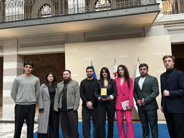 თბილისის საკრებულოში სტუდენტური ინტელექტუალური თამაშებისა და დებატების ტურნირის გამარჯვებულთა დაჯილდოება გაიმართა